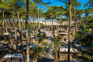 Mobil-homes au coeur de la forêt de pins et vue sur les dunes dans le camping écologique et 5 étoiles Le Vieux Port dans les Landes