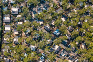 Vue aérienne des mobil-homes au milieu de la forêt au camping 5 étoiles Le Vieux Port dans les Landes à Messanges