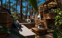 Terrasse du lodge Premium entre les pins au camping 5 étoiles Le Vieux Port