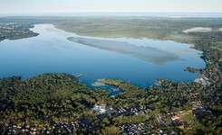 Rives du lac de Soustons dans les Landes avec l'océan Atlantique en arrière-plan