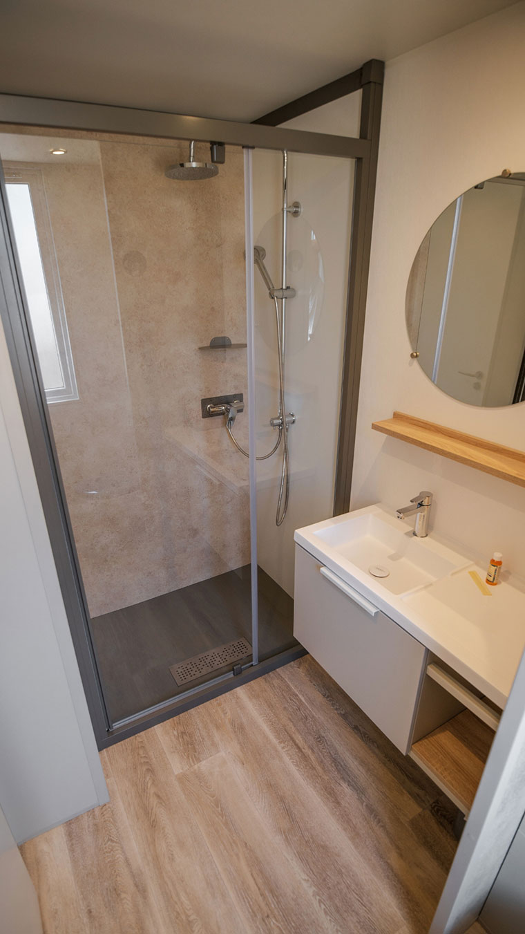 Intérieur d'un mobil-home au camping Le Vieux Port