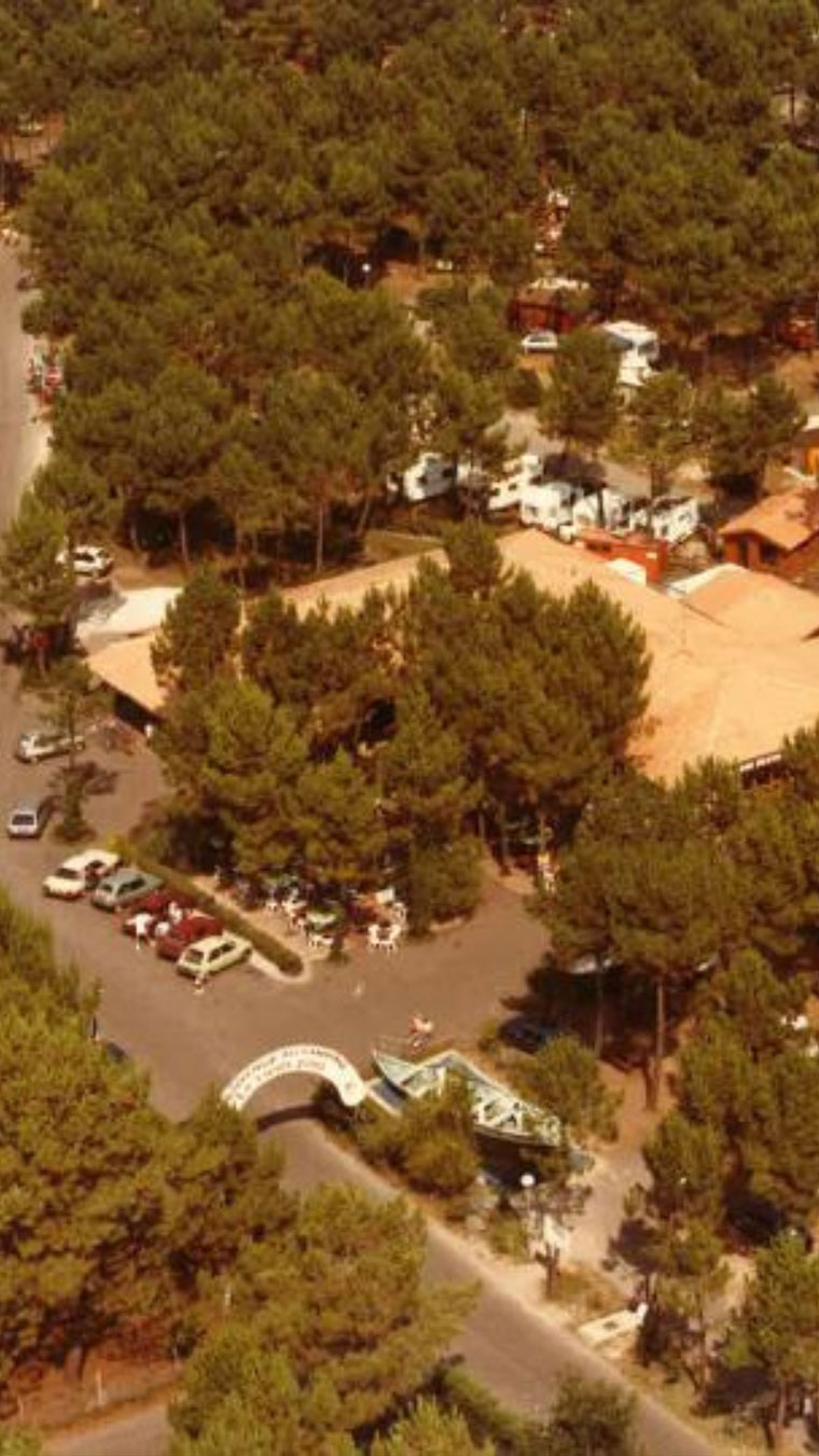 L'arche d'arrivée au camping Le Vieux Port, dans les années 90