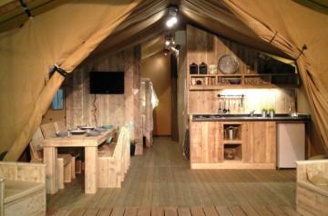 Cuisine et salle à manger Tente Ecoluxe 8 personnes dans les Landes au camping Le Vieux Port