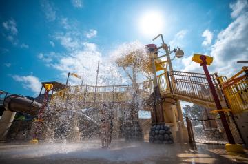 Aquasplash en action au camping 5 étoiles le Vieux port dans les Landes