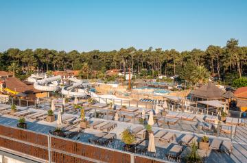 Solarium au lever de soleil dans le parc aquatique du camping 5 étoiles Le Vieux Port dans les Landes