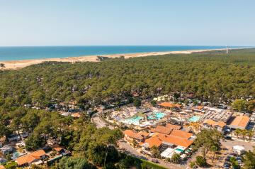 Vue aérienne du camping 5 étoiles le Vieux Port dans les Landes 