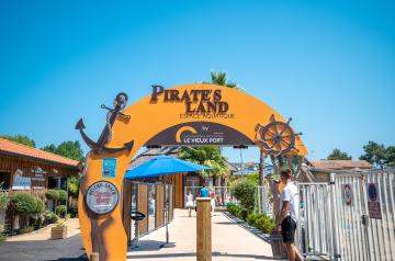 Entrée du parc aquatique au camping 5 étoiles le Vieux Port dans les Landes 