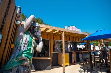 Restaurant de la piscine au camping 5 étoiles le Vieux Port dans les Landes 