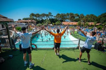Animation piscine au camping 5 étoiles Le Vieux Port dans les Landes 