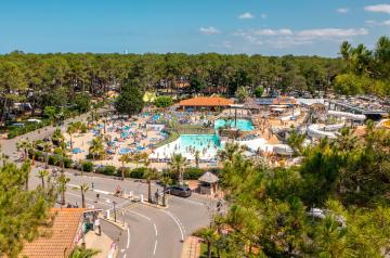 Vue aérienne du camping 5 étoiles le Vieux Port dans les Landes 