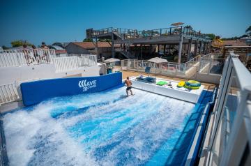 Surfing waves au camping 5 étoiles le Vieux Port dans les Landes 