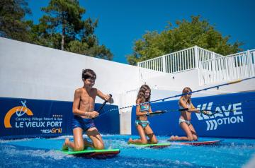 Surfing waves au camping 5 étoiles le Vieux Port dans les Landes 