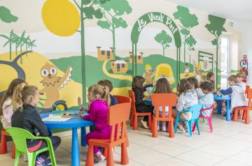 Pièce du mini club Soly au camping Le Vieux Port, avec une nouvelle fresque colorée et attrayante de la mascotte Soly, créant un environnement agréable et accueillant pour que les enfants puissent évoluer, jouer et participer à des activités dans un cadre joyeux et stimulant.