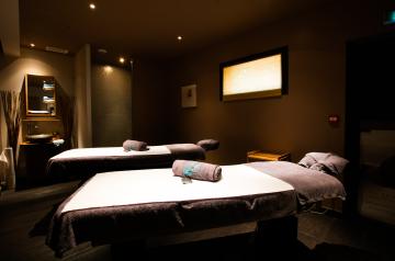 Salle de massages du camping Le Vieux Port dans les Landes, décorée avec goût dans un style apaisant et naturel, équipée de tables de massage confortables, éclairage tamisé, et accessoires de bien-être. Des praticiennes qualifiées offrent une variété de soins relaxants et thérapeutiques, tels que massages relaxants, soins du corps et du visage. L’atmosphère est sereine et propice à la détente après une journée au parc aquatique ou à la plage, offrant aux vacanciers un moment de bien-être et de récupération.