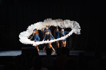 Spectacle cabaret Welcome Aboard à l’Arena du camping Le Vieux Port, présenté par Anna Smïle et sa troupe, mêlant danse, chant live, acrobaties, glamour et humour. Sur scène, des costumes colorés et scintillants, des décors magnifiques, et une ambiance festive et élégante invitent le public à embarquer dans une croisière musicale pleine d’émotions et de surprises. Ce show revisite le cabaret avec modernité tout en gardant les classiques comme le French Cancan.