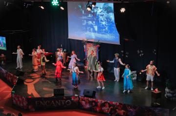 Spectacle des animateurs professionnels à l’Arena du camping Le Vieux Port, sur une grande scène modulable en lumière et son, avec plusieurs animateurs en costumes colorés et modernes dansant et chantant avec énergie. Le show inclut des chorégraphies dynamiques, des mises en scène festives et interactives, captivant un public familial nombreux. L’Arena est équipée de matériel de haute technologie pour offrir une expérience visuelle et sonore immersive, dans un cadre convivial en bord de mer dans les Landes,