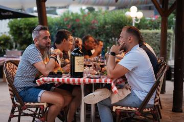 Repas d'affaires à la Trattoria du camping où gourmetterie se conjugue avec plaisir festive des convives 