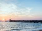 Estacade de Capbreton au coucher de soleil sur l'océan Atlantique