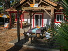 Paillote et terrasse de la gamme chalets du camping 5 étoiles Le Vieux Port dans les Landes