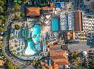 Vue du ciel du parc aquatique blotti entre les pins au camping écologique et 5 étoiles Le Vieux Port dans les Landes