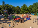 Aire de jeux pour les enfants du camping 5 étoiles Le Vieux Port dans les Landes
