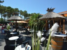 Terrasse du restaurant du camping 5 étoiles Le Vieux Port dans les Landes en été