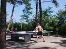 Match sur les tables de ping-pong du camping 5 étoiles Le Vieux Port dans les Landes en été