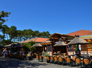 Tables en terrasse du restaurant du camping 5 étoiles Le Vieux Port dans les Landes