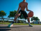 Joueur de basket sur le terrain de sports du camping 5 étoiles Le Vieux Port dans les Landes