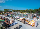 Solarium du parc aquatique du camping 5 étoiles le Vieux Port dans les Landes