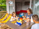 Famille au camping 5 étoiles le Vieux Port dans les Landes