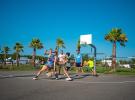 Match de basket entre campeurs sur les terrains multisports du camping 5 étoiles Le Vieux Port à Messanges dans les Landes