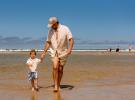 visuel early booking saison 2025 au prix 2024 papa et enfant à la plage shooting juillet été