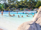 Camping avec piscine à vagues dans les Landes 5-etoiles-vieux-port-landes-parc-aquatique-public (2) vue de cote depuis premier plan rocher detente securite calme