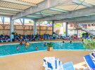 Camping avec piscine couverte et chauffée dans les Landes (5) vue sur tous les transats et le calme et la détente ambiante
