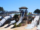 Camping avec toboggans aquatiques chauffés dans les Landes Toboggan à Bouées, parcours aquatique, sensations fortes, famille, aventure, rivière sauvage, attraction aquatique, expérience inoubliable pour petits et grands