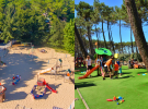 Aires de jeux du camping le vieux port avec à gauche la kids nombreuses installations et bac à sable et à droite la baby avec revêtement spécial pour les pitchouns