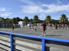 Camping avec terrain de football dans les Landes : Personnes en train de s’échauffer avant un match de football au terrain multisports camping