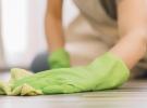 Menage-services-camping-5-etoiles-vieux-port-landes-forfait-nettoyage-gros-plan-femme-nettoyage-plancher-gants-verts-chiffon-ecolabel-nature