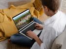 Wifi-camping-5-etoiles-vieux-port-landes-ordinateur-portable-telephone-un-enfant-regarde-prochaines-vacances-de-rêve-au-grand-parc-aquatique-bord-de-plage