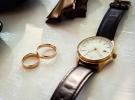 differents-accessoires-pour-hommes-tels-que-des-chaussures-des-boutons-de-manchette-des-montres-et-des-bagues-sont-sur-la-table