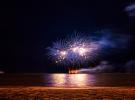 Feu d'artifice au dessus de l'eau pour le 14 juillet
