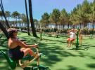 VP-camping-aire-fitness-plein-air-5-etoiles-entre-dune-foret-plage-ocean-atlantique-remise-forme-espace-secure-musculation-physique-cardio-couple-homme-femme-par temps ensoleillé dans les landes derrière la dune en bord de mer