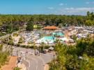 toutes-nos-animations-camping-5-etoiles-vieux-port-landes-piscines-toboggan-palmier-parc-aquatique(3)-2025_MAJ_SITE_PARC_AQUATIQUE-vue-aérienne-drone-forêt-landes-ciel-bleu-jour-ensoleillé-outdoor-parc-aquatique-xxl-piscines-chauffées-tout-sur-place-toboggans-transats-solarium