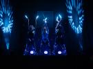 lumières noires bleues et violettes avec instruments LEDs et flash des spots pour mettre en valeur les danses iconiques des 3 performeurs