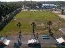 Camping avec terrain de football dans les Landes (1) vue drone du dessous d'un terrain de foot sur gazon avec personnes disputant un match vue drone aérienne