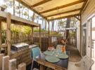 Plancha individuelle moderne et barbecue collectif en plein air au meilleur camping des Landes en bord de mer, installés sur une terrasse conviviale entourée de pins, offrant aux vacanciers un espace agréable pour cuisiner et partager des repas en famille ou entre amis.