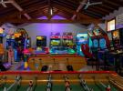 Salle de jeux et d’arcade moderne située dans un camping en bord de mer dans les Landes, équipée de bornes d’arcade, de billards, de baby-foot et de jeux interactifs pour petits et grands, offrant un espace convivial et divertissant à quelques pas de l’océan.