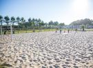 Terrains de football du camping comprenant un grand terrain en gazon naturel idéal pour les matchs en équipe et un second terrain en sable pour des parties plus décontractées, situés en plein air et entourés d’espaces verts.
