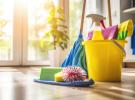 fournitures-de-nettoyage-y-compris-un-mouchoir-a-seau-jaune-divers-liquides-de-toilettage